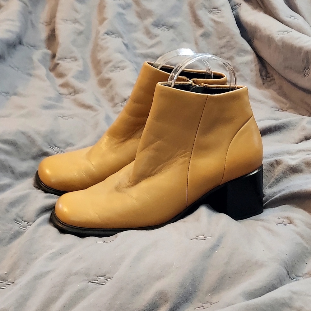 White Mountain Fairchild Square Toe Chunky Heel 6.5 Tan Beige Boots 90s vintage